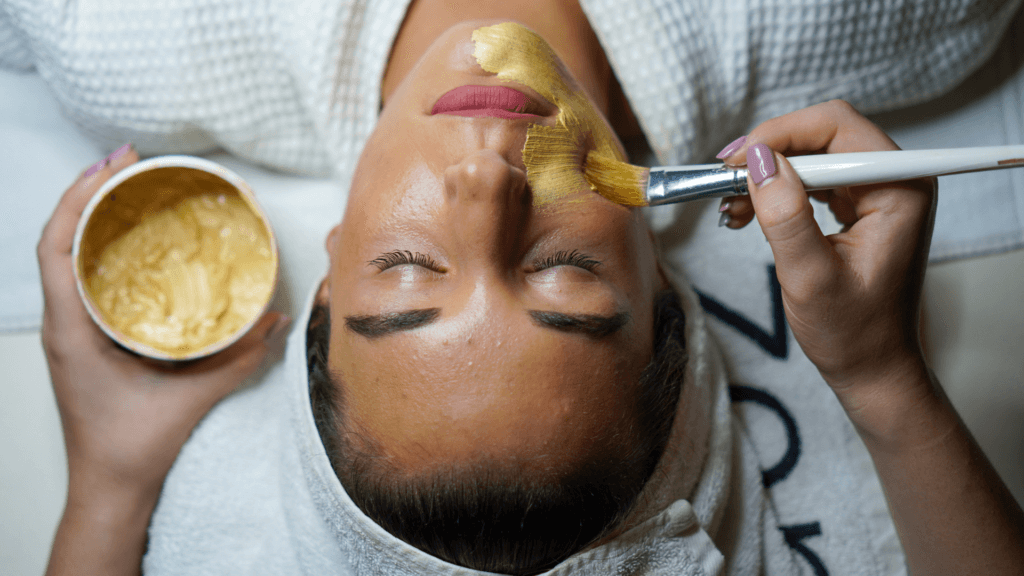 Mascarilla de oro para rejuvenecer y dar firmeza a la piel. Mascarilla de oro para rejuvenecer y dar firmeza a la piel. mascarillas faciales