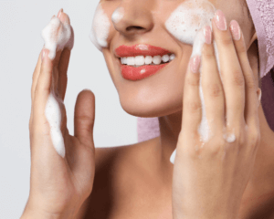 limpieza facial imagen de una chica realizando su limpieza facial para prevenir espinillas y puntos negros
