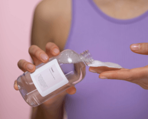 tónico facial imagen de una chica aplicando tónico facial para prevenir espinillas y puntos negros