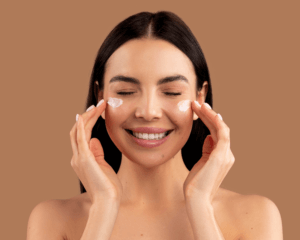 crema hidratante imagen de una chica aplicando crema hidratante en el rostro para prevenir espinillas y puntos negros