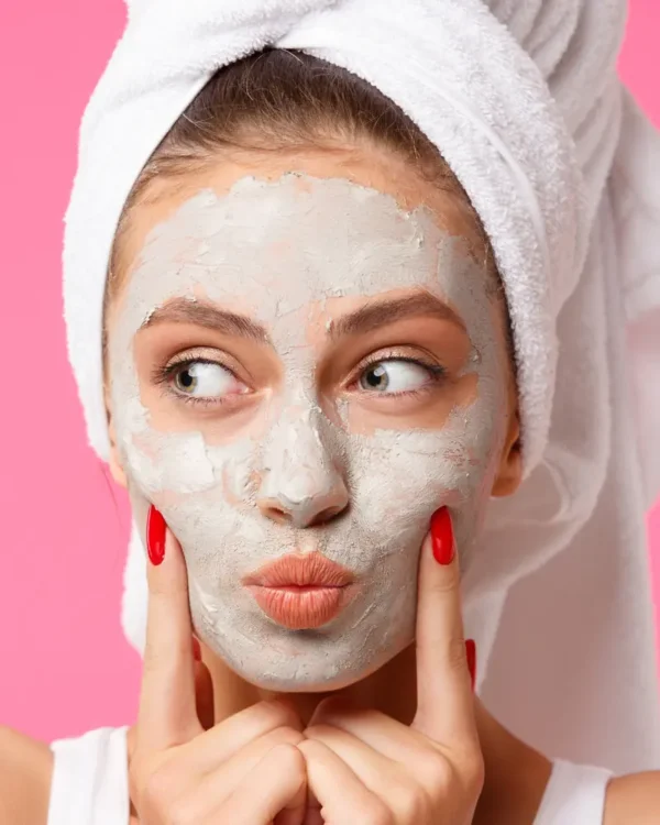 Mujer aplicando mascarilla facial natural sobre piel limpia