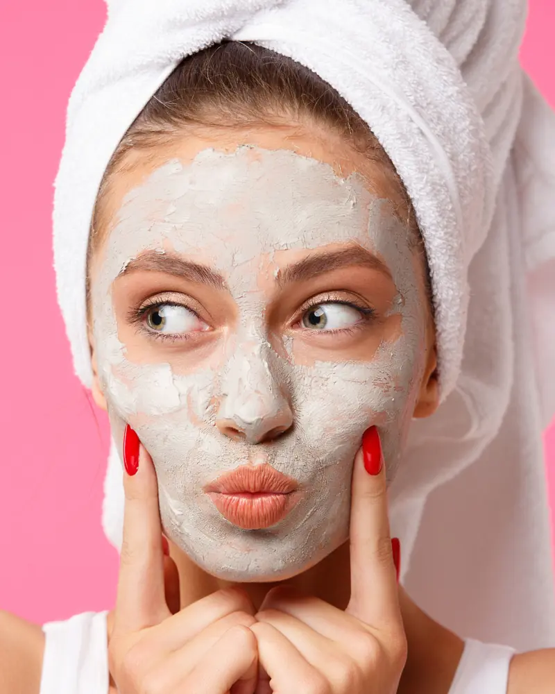Chica aplicando mascarilla facial hidratante OHANA Chica aplicando mascarilla facial hidratante OHANA