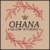 Logo de Ohana Glow Studio con corona y hojas rojas en fondo beige