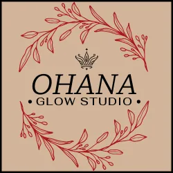 Logo de Ohana Glow Studio con corona y hojas rojas en fondo beige